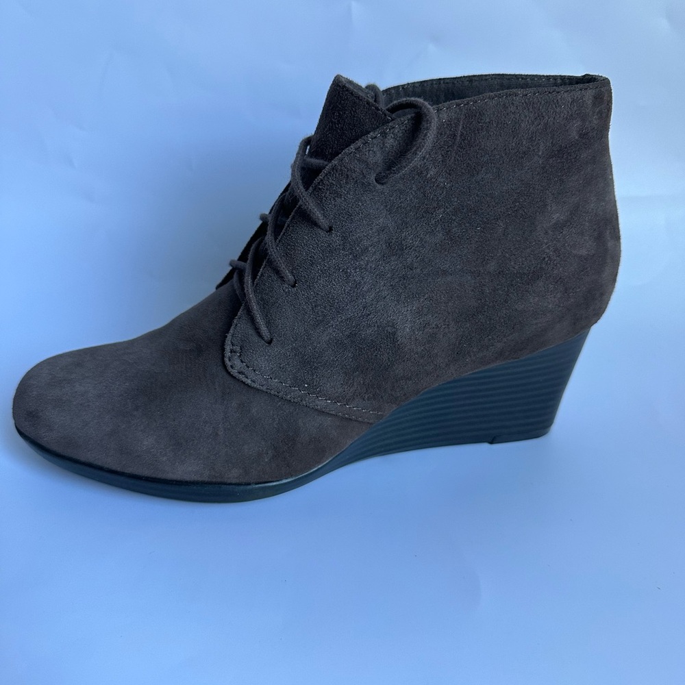 CLARKS Women’s Sz 8 Ankle Boots Brown Suede Leather Wedge Lace Up